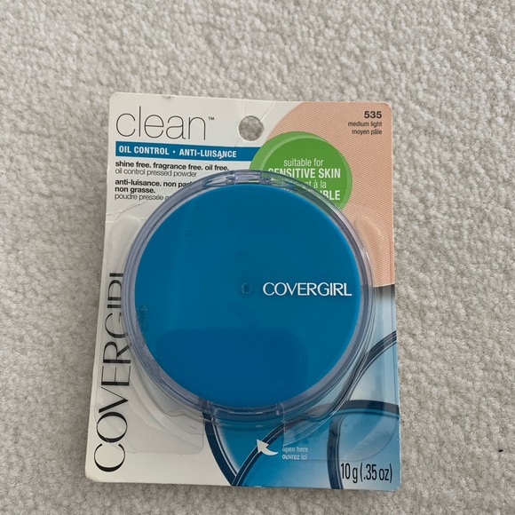 NWT- Covergirl oil control pressed powder - Picture 3 of 4